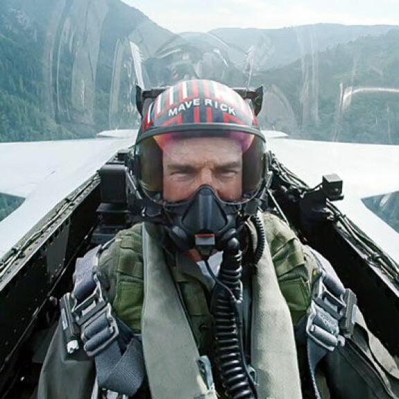 Tom Cruise rämäpäisenä hävittäjälentäjänä Top Gun: Maverick -leffassa. Tom Cruise rämäpäisenä hävittäjälentäjänä Top Gun: Maverick -leffassa.