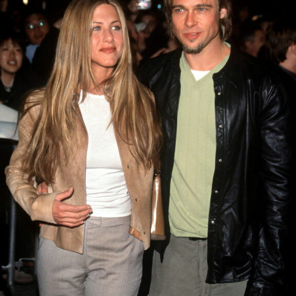 Jennifer Aniston ja Brad Pitt vuonna 2001. Jennifer Aniston ja Brad Pitt vuonna 2001.