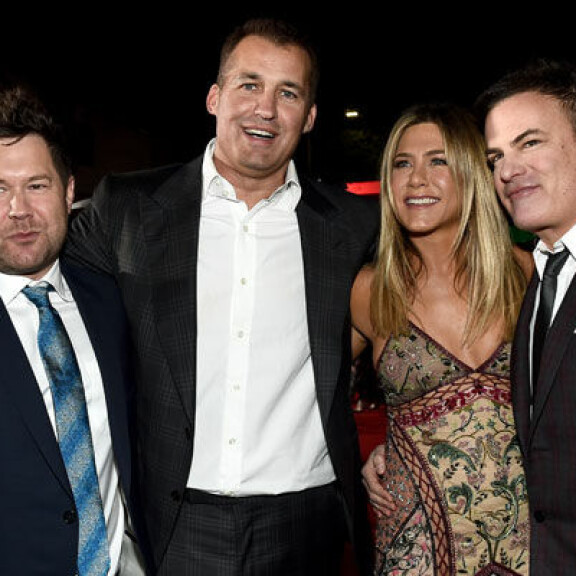 Josh Gordon, Scott Stuber, Jennifer Aniston ja Will Speck elokuvansa ensi-illassa vuonna 2016. Josh Gordon, Scott Stuber, Jennifer Aniston ja Will Speck
