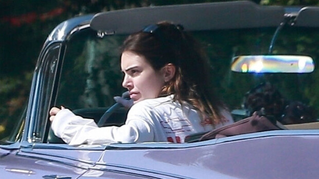 Paparazzikuvat! Kendall Jenner tuulettui koronaeristyksen keskellä - kruisaili retrolla avo-Cadillacilla! Kendall Jenner