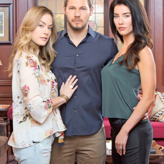 Annika näyttelee Brooken tytärtä Hope Logania Kauniissa ja rohkeissa. Kuvassa myös Scott Clifton ja Jacqueline McInnes Wood. Annika näyttelee Brooken tytärtä Hope Logania Kauniissa ja rohkeissa. Kuvassa myös Scott Clifton ja Jacqueline McInnes Wood.