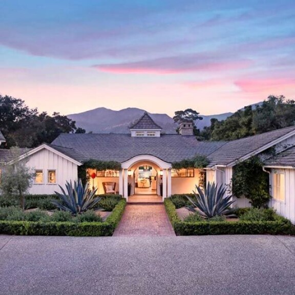 Meg rakastaa puutarhanhoitoa. Hänen pihallaan kasvaa sitruspuiden lisäksi avokadopensaita. Meg rakastaa puutarhanhoitoa. Hänen pihallaan kasvaa sitruspuiden lisäksi avokadopensaita.