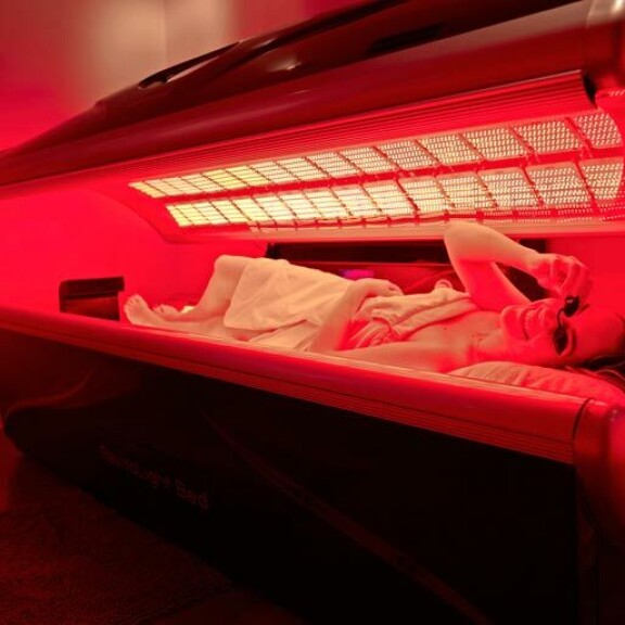 Patentoitu led-valoterapia on Annikan suosikkihoito. Tankki näyttää entisaikojen solariumilta. Patentoitu led-valoterapia on Annikan suosikkihoito. Tankki näyttää entisaikojen solariumilta.