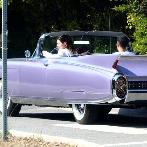 Kendall ja Fai pysähtyivät keskelle suojakäytävää. Kendall ja Fai