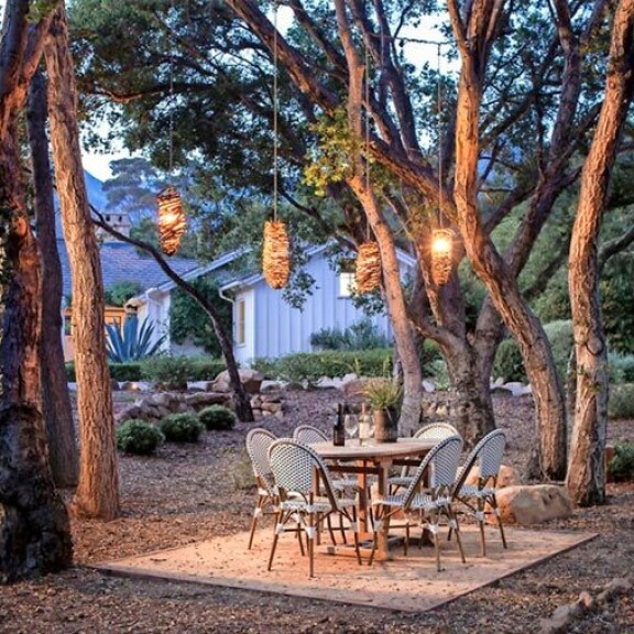 Oman ”satumetsän” uumenissa on idyllinen ja valaistu pöytäryhmä, jossa voi vilvoitella ja viihtyä ystävien kanssa. Oman ”satumetsän” uumenissa on idyllinen ja valaistu pöytäryhmä, jossa voi vilvoitella ja viihtyä ystävien kanssa.