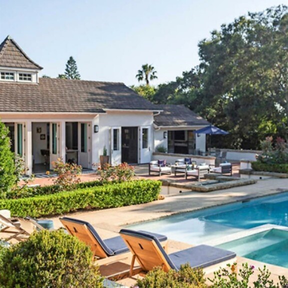 Näyttelijä voi kutsua naapuruston julkkisvieraita grillibileisiin ulkotakan lämpöön. Hellepäivien varalle on uima-allas sekä mosaiikkilaatoitetut poreammeet. Näyttelijä voi kutsua naapuruston julkkisvieraita grillibileisiin ulkotakan lämpöön. Hellepäivien varalle on uima-allas sekä mosaiikkilaatoitetut poreammeet.