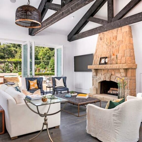 Meg työskentelee nykyisin käsikirjoittajana. Työhuoneesta on suora näkymä vehreään puutarhaan. Meg työskentelee nykyisin käsikirjoittajana. Työhuoneesta on suora näkymä vehreään puutarhaan.