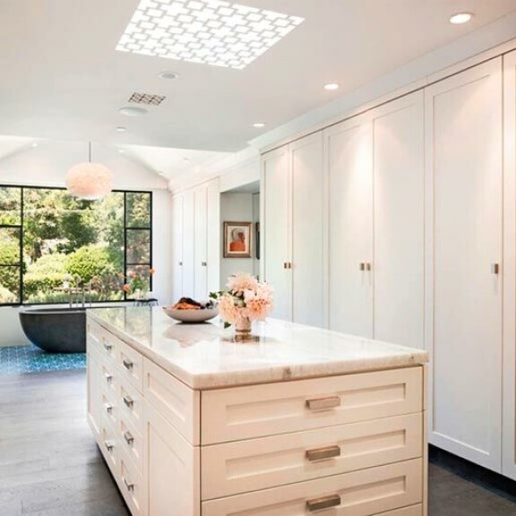 Vieras voi aluksi luulla tulleensa keittiöön, mutta amme paljastaa sen kylpyhuoneeksi. Niitä talossa on kolme. Vieras voi aluksi luulla tulleensa keittiöön, mutta amme paljastaa sen kylpyhuoneeksi. Niitä talossa on kolme.