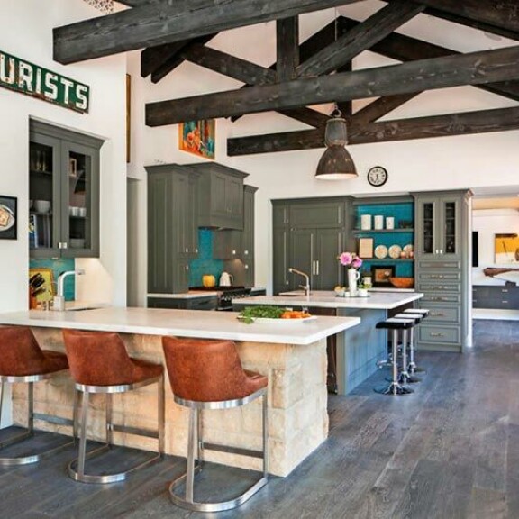 Keittiö on suuri ja modernisti varusteltu. Pöydissä istutaan korkeilla tuoleilla ja jakkaroilla. Keittiö on suuri ja modernisti varusteltu. Pöydissä istutaan korkeilla tuoleilla ja jakkaroilla.