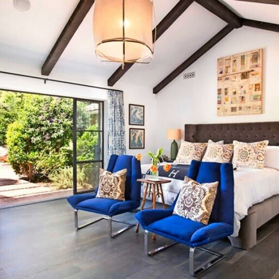 Emännän makuuhuoneessa on katto korkealla. Heti herättyään voi piipahtaa puutarhaan tarkastamaan aamun säätä. Emännän makuuhuoneessa on katto korkealla. Heti herättyään voi piipahtaa puutarhaan tarkastamaan aamun säätä.