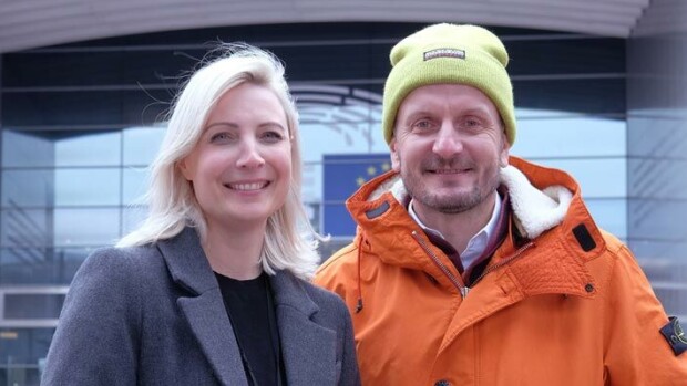 Kohupoliitikko Laura Huhtasaari yllätti Hans Välimäen – ”Oli suojaukset hyvin korkealla!” Hans Välimä ja Laura Huhtasaari.