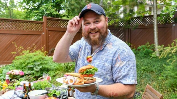 No huhhuh! Akseli Herlevi paljastaa: Paistoin burgerin hotellihuoneessa silitysraudalla! Akseli Herlevi.