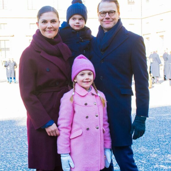 Kuninkaalliset koronan kourissa – Thaimaan hallitsija pakeni virusta Saksaan! Victoria ja perhe.