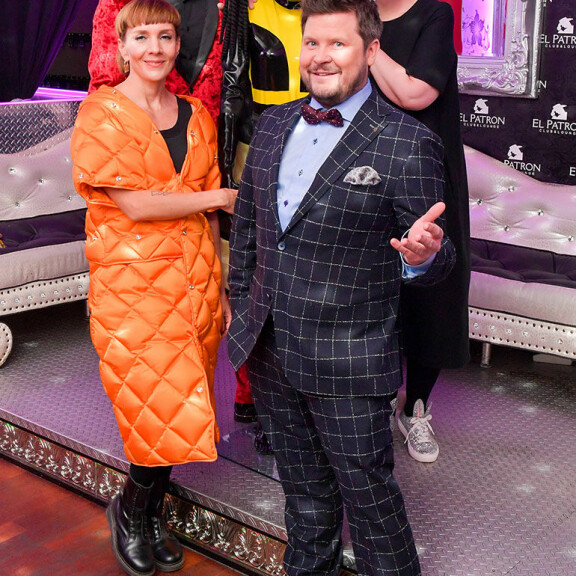 Masked Singer Suomen panelisteina nähdään Maria Veitola (alarivi vas.), Jenni Kokander ja Janne Kataja. Masked Singer Suomi