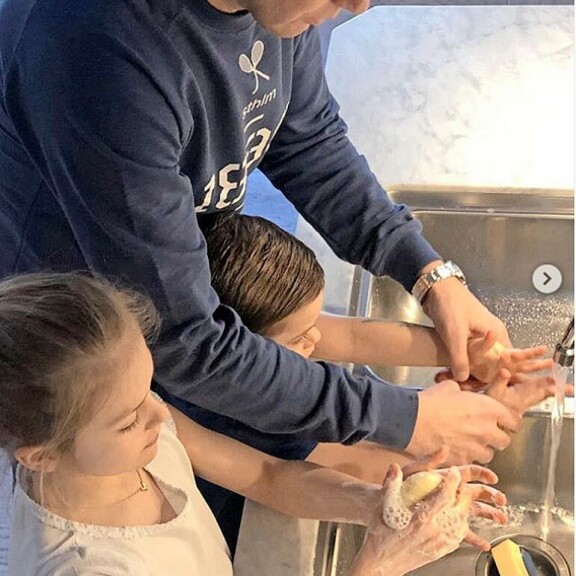 Kuninkaalliset koronan kourissa – Thaimaan hallitsija pakeni virusta Saksaan! Käsienpesu