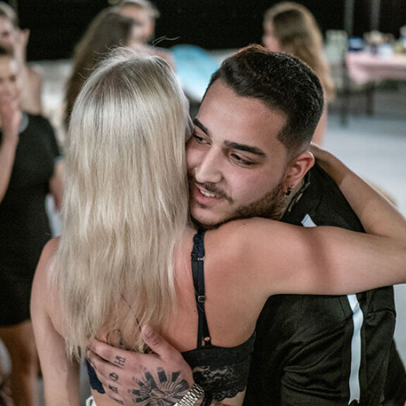 Karim saa lämpimän vastaanoton miesten saarella. Karim saa lämpimän vastaanoton miesten saarella.