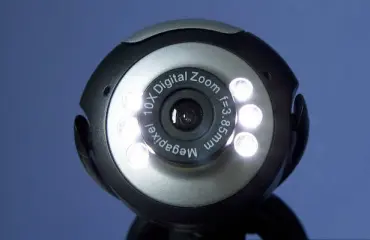 Tuttua sinullekin? Joka kymmenes etätyöläinen ei viitsi pukea vaatteita päälle videokokouksia varten!