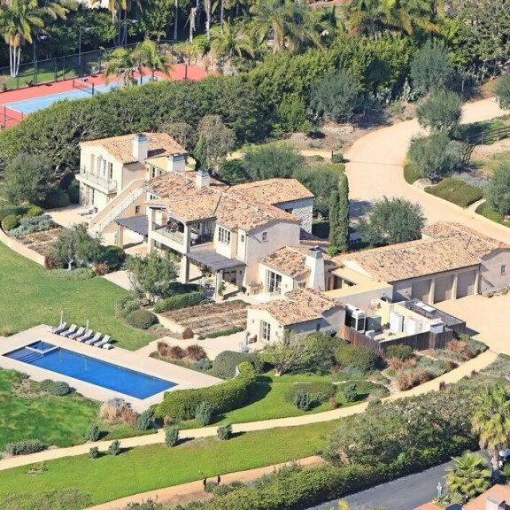 Kivitalokoti tiluksineen sijaitsee Malibun merenrantakaupungissa, jossa asuu vain noin 13 000 asukasta. Kivitalokoti tiluksineen sijaitsee Malibun merenrantakaupungissa, jossa asuu vain noin 13 000 asukasta.