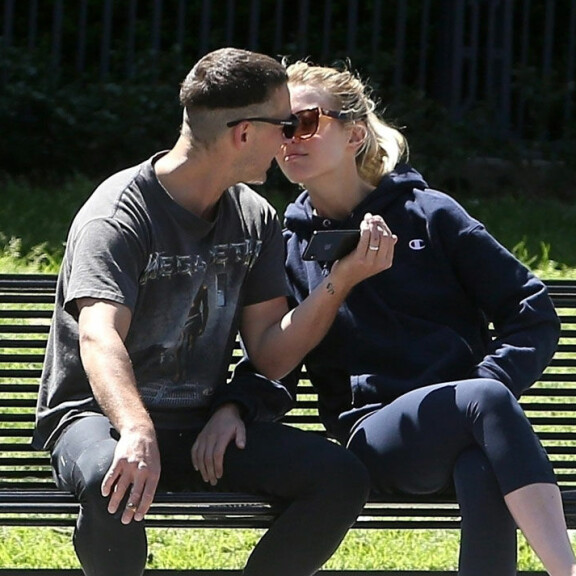 Kohunäyttelijä pullisteli ilman paitaa puistossa! Shia LaBeouf villitsi ex-vaimonsa soidintanssilla – Kuvat urheilullisesta yhdessäolosta! shiajamia01