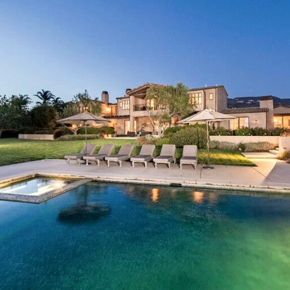 Päärakennuksessa on  930 asuinneliötä. Päärakennuksessa on  930 asuinneliötä.