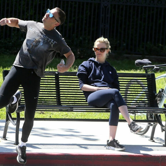 Kohunäyttelijä pullisteli ilman paitaa puistossa! Shia LaBeouf villitsi ex-vaimonsa soidintanssilla – Kuvat urheilullisesta yhdessäolosta! shiajamia03