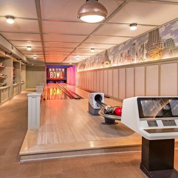 Jos vieraat eivät halua pelkästään istua ja jutella, voi porukka mennä keilaamaan alakertaan. Jos vieraat eivät halua pelkästään istua ja jutella, voi porukka mennä keilaamaan alakertaan.