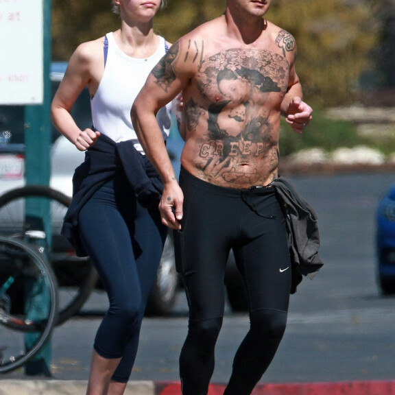 Kohunäyttelijä pullisteli ilman paitaa puistossa! Shia LaBeouf villitsi ex-vaimonsa soidintanssilla – Kuvat urheilullisesta yhdessäolosta! shiajamia05