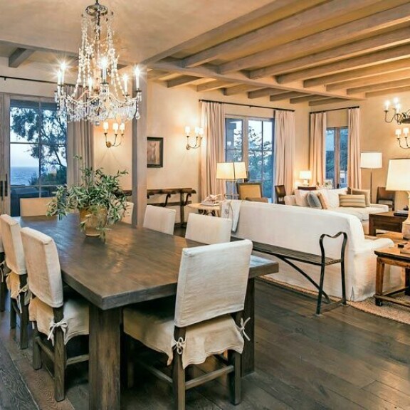 Kokit valmistavat keittiössä Gagan mieliruokaa italialaistyyppisiä aterioita. Jykevää ruokapöytää valaisee kynttilöin varustettu kristallikruunu. Kokit valmistavat keittiössä Gagan mieliruokaa italialaistyyppisiä aterioita. Jykevää ruokapöytää valaisee kynttilöin varustettu kristallikruunu.