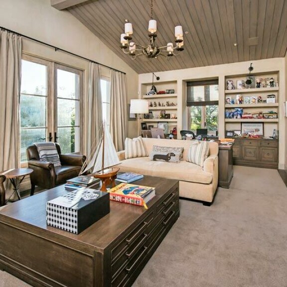 Yläkerran oleskeluhuoneen ikkunoista siintää Tyyni valtameri. Yläkerran oleskeluhuoneen ikkunoista siintää Tyyni valtameri.