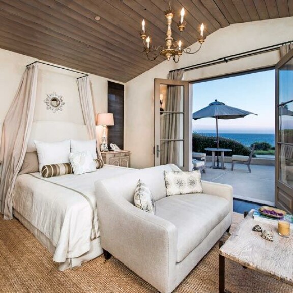 Emännän sängystä pääsee suoraan yksityiselle terassille, jos ei heti aamusta halua törmätä henkilökuntaan tai kylässä oleviin ystäviin. Emännän sängystä pääsee suoraan yksityiselle terassille, jos ei heti aamusta halua törmätä henkilökuntaan tai kylässä oleviin ystäviin.