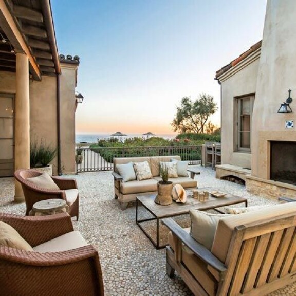 Vaikka Malibussa pärjää lähes läpi vuoden t-paitasillaan, löytyy pihan patiolta takka. Vaikka Malibussa pärjää lähes läpi vuoden t-paitasillaan, löytyy pihan patiolta takka.