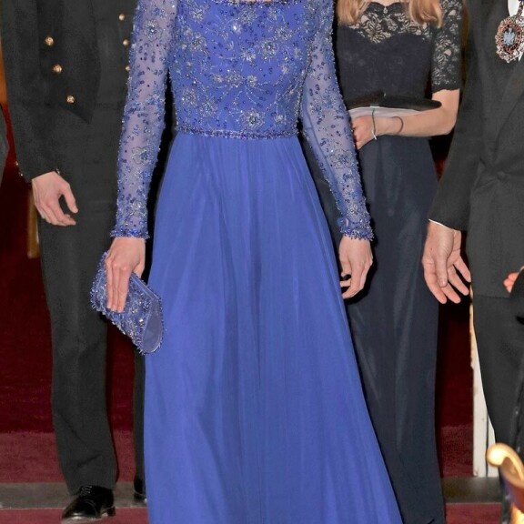 Vau! Upeasäärinen Hailey Bieber pukeutui pelkkään bleiseriin! Paljetit tekivät paluun maailmantähtien ylle – lue Seiskan muotipoliisin arvio! Catherine