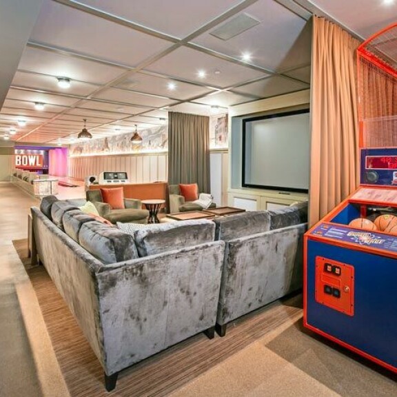 Kotiteatterin lisäksi keilahallissa on myös vanhan hyvän ajan flipperit, korispelit  sekä laadukas viinikellari. Kotiteatterin lisäksi keilahallissa on myös vanhan hyvän ajan flipperit, korispelit  sekä laadukas viinikellari.