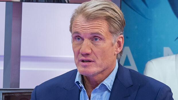 Kaivoi nenää kumihanska kädessä! Dolph Lundgren ja liki neljä vuosikymmentä nuorempi tyttöystävä matkustivat kotiin ja karanteeniin - paparazzikuvat! Dolph Lundgren