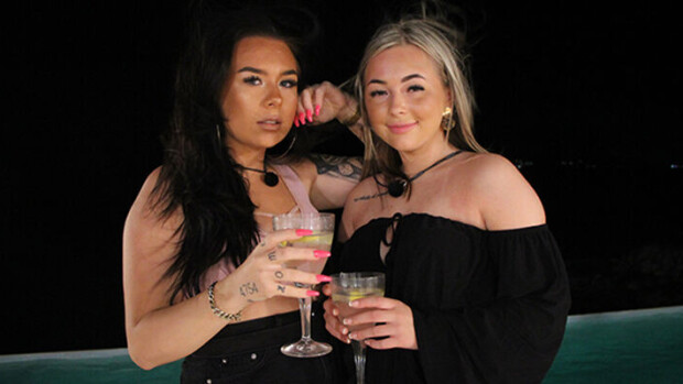 Ex on the Beach Suomen katkera kaksikko Iita ja Jessica janoavat kostoa - Panomies-Niko pelaa saaren kaunottaria kuin pelinappuloita! EOTB Iita ja Jessica.