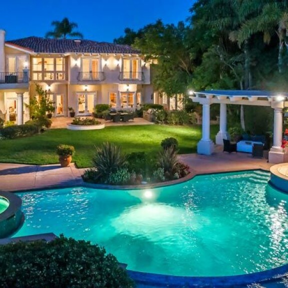 Puolen hehtaarin pihamaalla on viehättäviä oleskelualueita kulloiseenkin mielialaan sopivasti. Puolen hehtaarin pihamaalla on viehättäviä oleskelualueita kulloiseenkin mielialaan sopivasti.