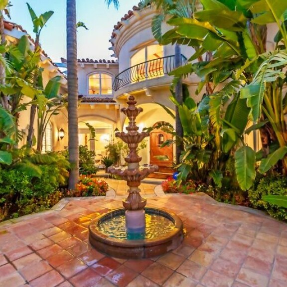 Johnin ja Kellyn talo on hyvin romanttinen. Vaikutteita on haettu Espanjasta ja antiikin ajan Kreikasta. Johnin ja Kellyn talo on hyvin romanttinen. Vaikutteita on haettu Espanjasta ja antiikin ajan Kreikasta.