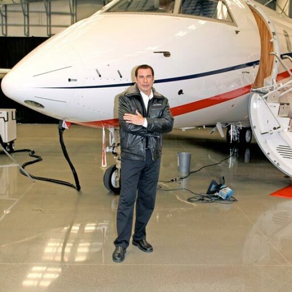 John on innokas ilmailun harrastaja. Hän tutustui Bombardier-suihkariin syksyllä 2011. John on innokas ilmailun harrastaja. Hän tutustui Bombardier-suihkariin syksyllä 2011.