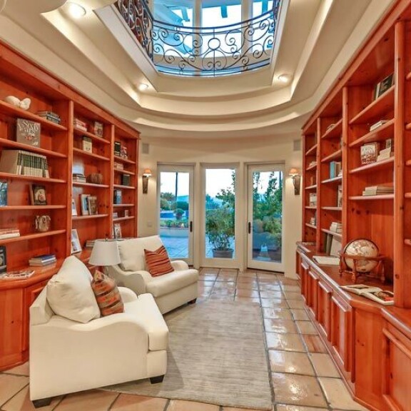 Travoltan ylpeys on oma kirjasto, johon on erikseen tilattu käsintehdyt hyllyt. Kirjavalikoima tosin on minimaalinen. Travoltan ylpeys on oma kirjasto, johon on erikseen tilattu käsintehdyt hyllyt. Kirjavalikoima tosin on minimaalinen.