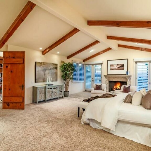 Talon kuudessa makuuhuoneessa on jokaisessa kokolattiamatot. Talon kuudessa makuuhuoneessa on jokaisessa kokolattiamatot.