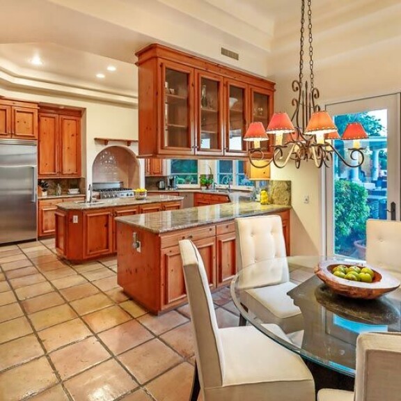 Keittiö on laitteiltaan moderni, muuten se henkii samoja sävyjä kuin muukin asunto. Keittiö on laitteiltaan moderni, muuten se henkii samoja sävyjä kuin muukin asunto.