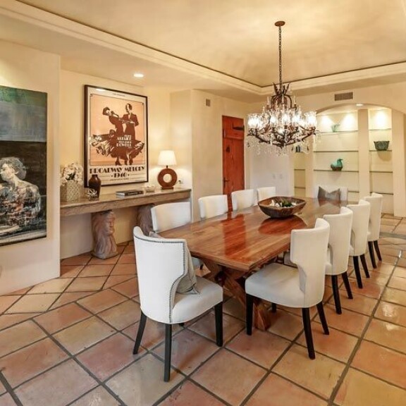 Ruokailuhuone on sisustukseltaan kylmähkö. Edes kattokruunu ei tuo siihen lämpöä. Ruokailuhuone on sisustukseltaan kylmähkö. Edes kattokruunu ei tuo siihen lämpöä.