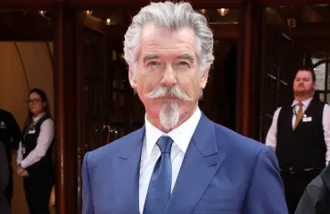 Komea hopekettu! Pierce Brosnan vanhenee kunniakkaasti - Entinen Bondi muistuttaa vanhaa propagandahahmoa!