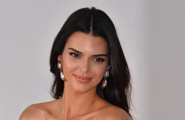 Onko tämä jo liian rohkeaa?! Kendall Jennerin t-paita peittää hädin tuskin rinnat - katso kuvat!