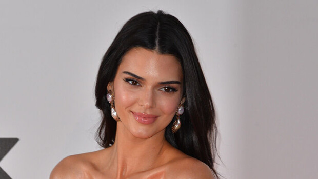 Onko tämä jo liian rohkeaa?! Kendall Jennerin t-paita peittää hädin tuskin rinnat - katso kuvat! Kendall Jenner