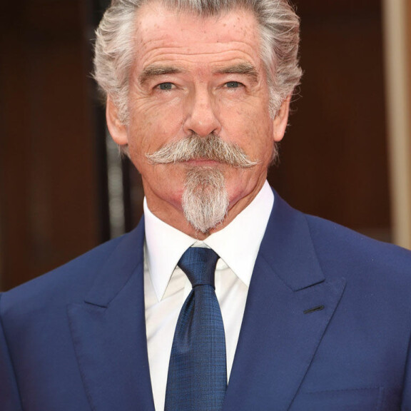 Pierce Brosnan tuimana Prince's Trust -gaalassa. pierce brosnan
