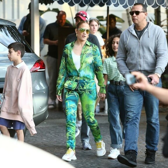 12-vuotiaiden kaksosten Maxin ja Emmen äidillä on takanaan kolme avioliittoa. Vuonna 2017 hän löysi rinnalleen A-Rodin. Kuvassa J.Lolla on yllään Versacen tropiikkikuosinen asu. 12-vuotiaiden kaksosten Maxin ja Emmen äidillä on takanaan kolme avioliittoa. Vuonna 2017 hän löysi rinnalleen A-Rodin. Kuvassa J.Lolla on yllään Versacen tropiikkikuosinen asu.