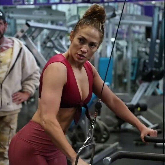 Jenniferiä ei turhaan ole kutsuttu maailman kauneimmaksi naiseksi. Hän tosin tekee kovaa työtä pysyäkseen timmissä kunnossa. Puuma-titteliään hän on kertonut inhoavansa. Jenniferiä ei turhaan ole kutsuttu maailman kauneimmaksi naiseksi. Hän tosin tekee kovaa työtä pysyäkseen timmissä kunnossa. Puuma-titteliään hän on kertonut inhoavansa.