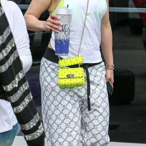 Aurinkolasien takana piilotteleva J.Lo saa päät kääntymään kantamalla nimimerkillään kuvioitua Guessin juomapulloa. Jennifer on muotitalon tämän kevään mainoskasvo.  Lenkkitossut ovat Alexander McQueenin. Aurinkolasien takana piilotteleva J.Lo saa päät kääntymään kantamalla nimimerkillään kuvioitua Guessin juomapulloa. Jennifer on muotitalon tämän kevään mainoskasvo.  Lenkkitossut ovat Alexander McQueenin.