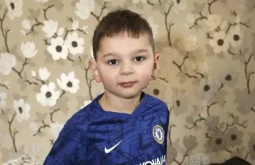 Vanhempiensa pahoinpitelemä Tony, 5, pelastettiin kuolemalta – sai vihdoin tekojalat!